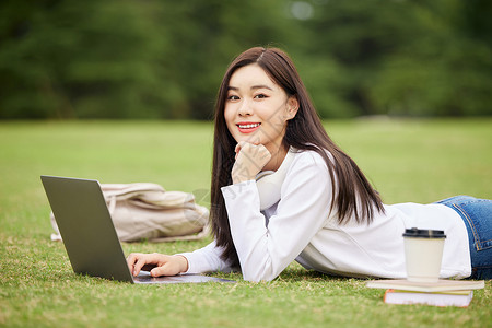 女大学生校园草坪上线上网课学习美女高清图片素材