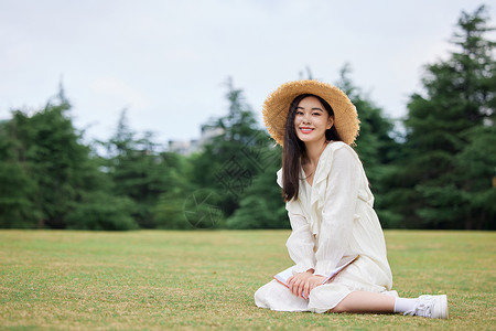 年轻美女户外草坪玩耍图片