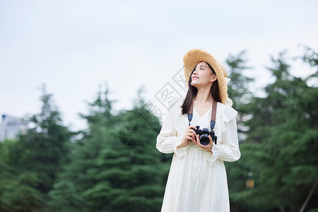 手拿相机的文艺女青年形象高清图片