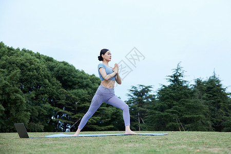 户外瑜伽练习的青年女性背景图片