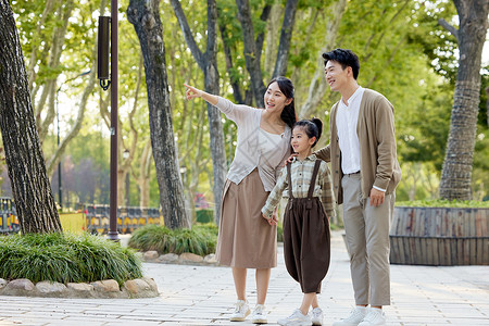 幸福的一家人在公园里散步旅游高清图片素材