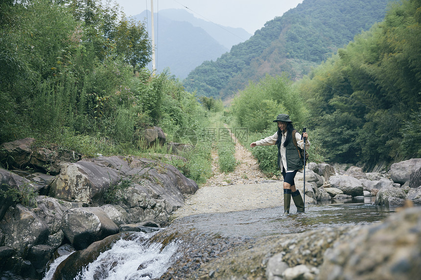 年轻美女户外溯溪玩水图片