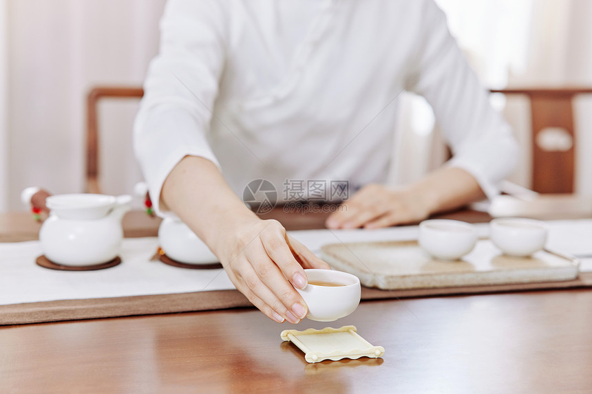 茶艺师沏茶端茶手部特写图片