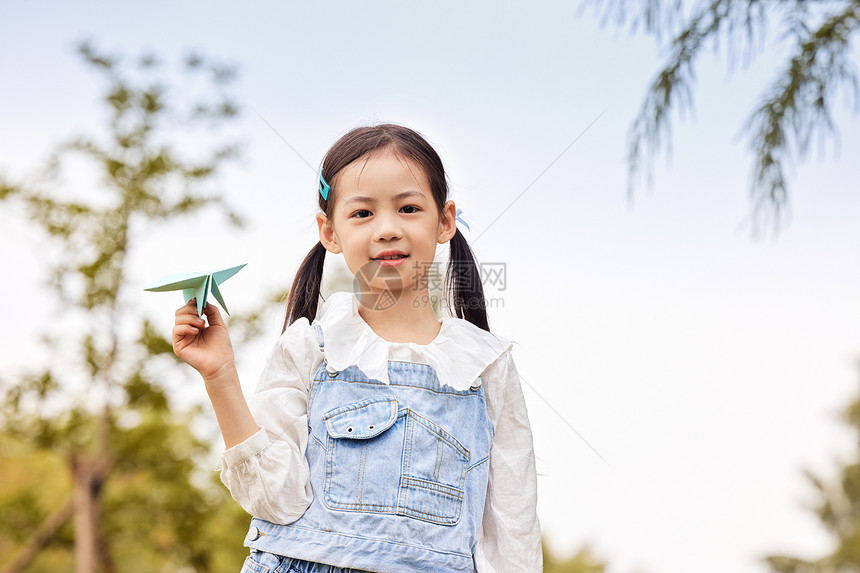 手拿纸飞机的女孩图片