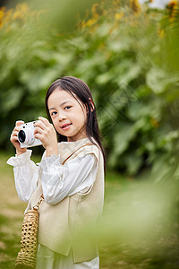 手拿照相机的小女孩图片