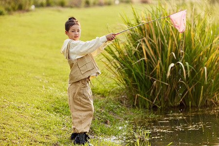 小女孩在河边捞鱼背景