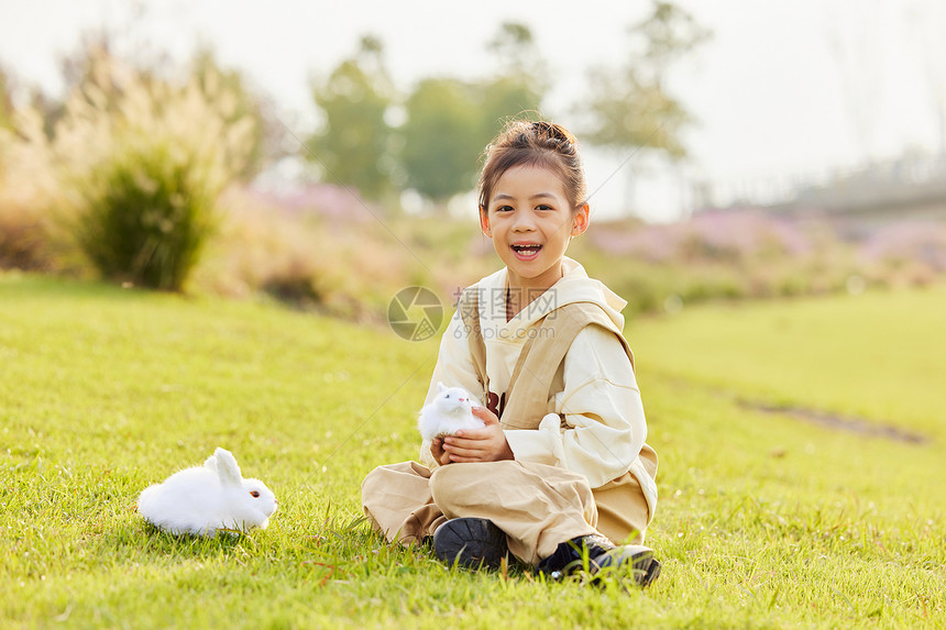 室外和兔子玩耍的小女孩图片