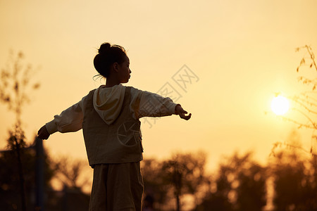 夕阳小女孩背影剪影高清图片