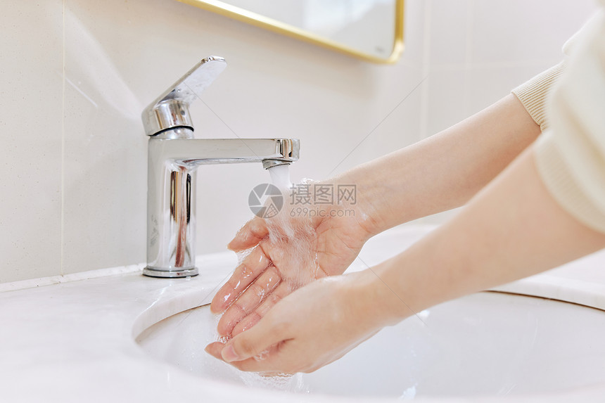 青年女性洗手手部特写图片