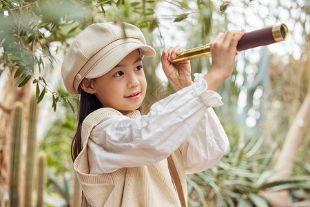 室外手拿望远镜的小女孩背景