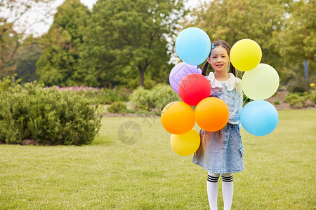 可爱小女孩户外手拿气球图片