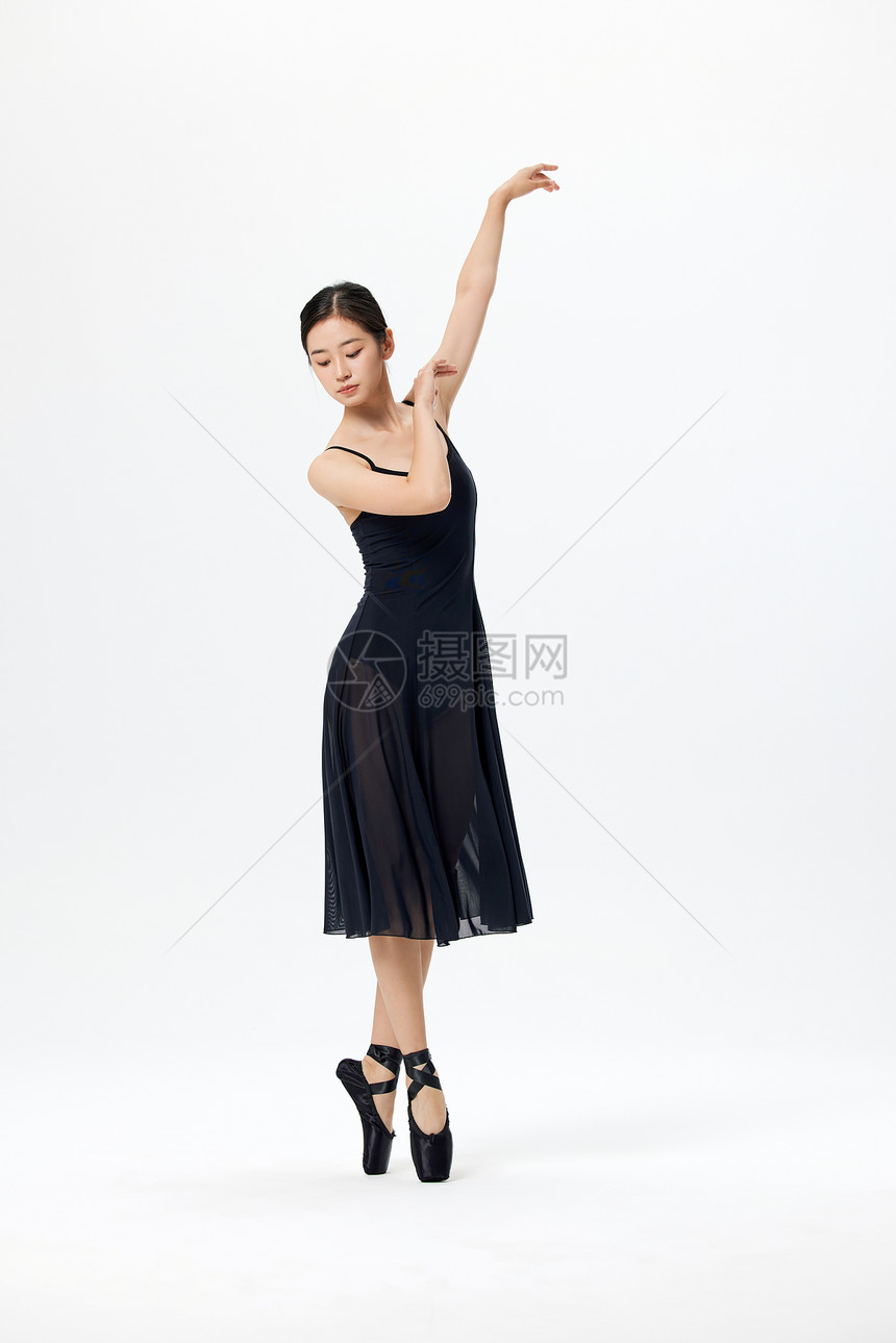 气质青年女性跳芭蕾舞图片
