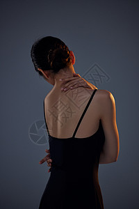 暗光环境柔美舞蹈女性背影背景图片