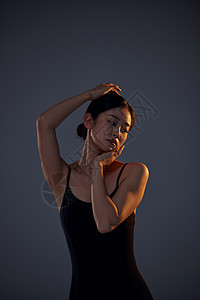 暗光环境下的舞蹈女性背景图片