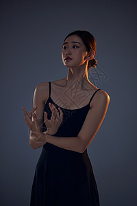 暗光环境柔美舞蹈女性背景图片