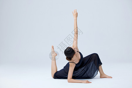 跳现代舞的女性背景图片