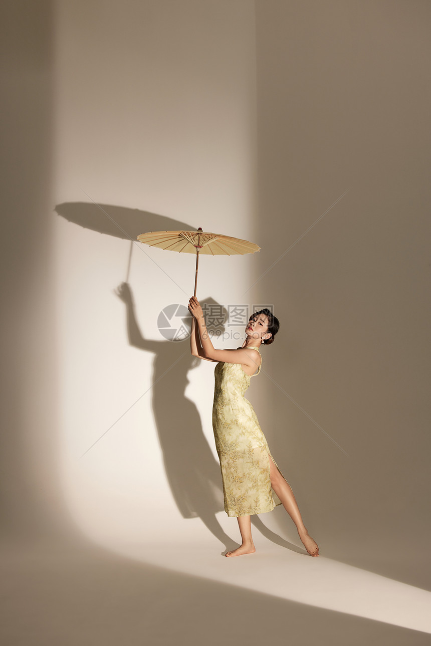 撑油纸伞起舞的国潮女性图片