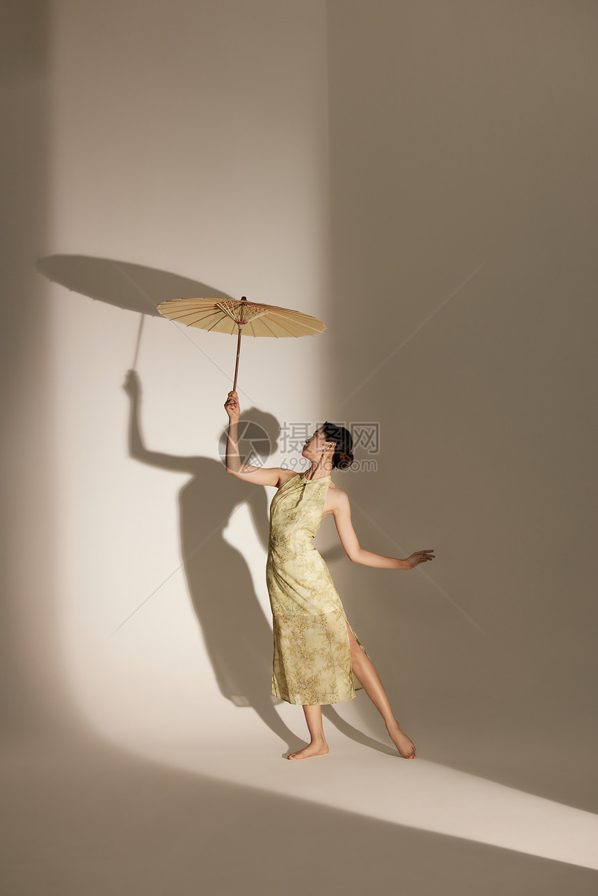 撑油纸伞起舞的女性图片