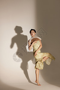 国潮女性舞者手拿扇子背景图片