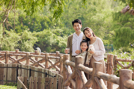 动物园郊游的幸福家庭形象图片