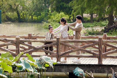 站在桥上玩耍的孩子在动物园郊游玩耍的一家人背景