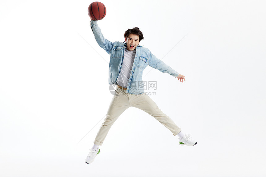 休闲青年男性打篮球跳跃图片