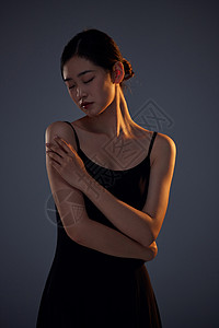 暗光柔美舞蹈女性肢体背景图片