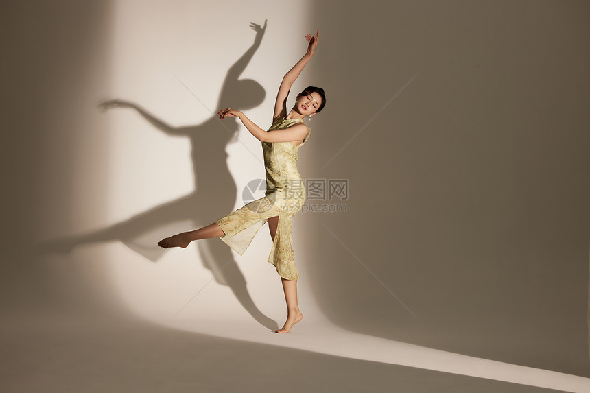 国潮气质女性舞者形象图片