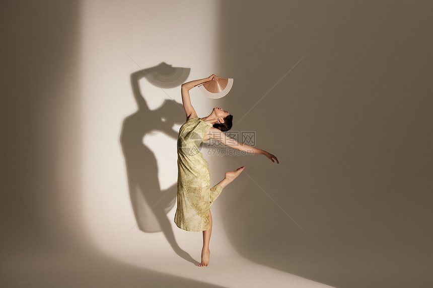 手拿折扇的国潮女性舞者图片