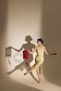 手拿灯笼的女性舞者图片