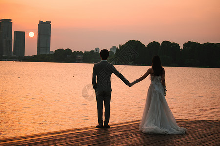 南京玄武湖冬季日落下的情侣背影图片