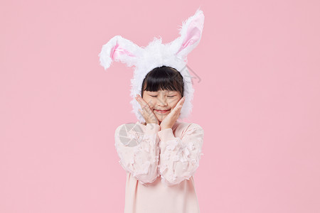 兔年人偶服装戴着兔耳朵的可爱女孩形象背景