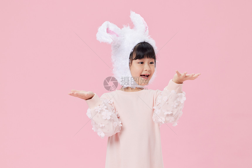 戴兔耳朵的元气小女孩图片
