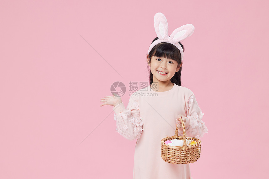 手拿彩蛋篮子的可爱兔耳朵女孩图片