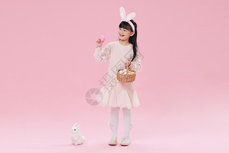兔耳朵女孩手拿复活节彩蛋背景图片