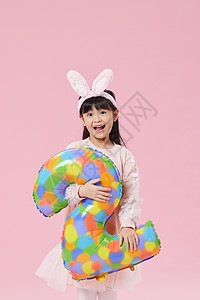 彩色球数字兔耳朵女孩手拿彩色数字2背景