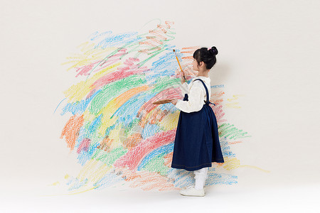 可爱日系小女孩墙上画画背景图片