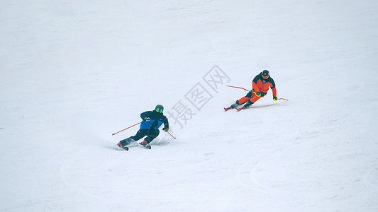 在雪场滑雪的人图片