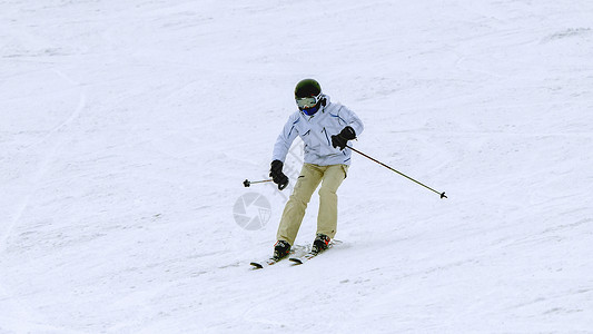 在雪地上滑雪的人图片