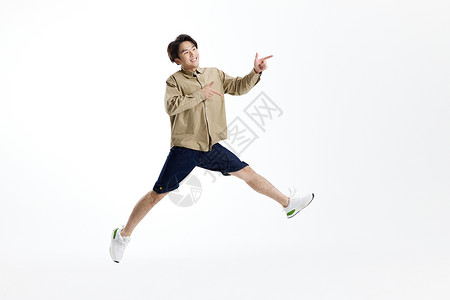 跳跃的活力青春男大学生形象阳光高清图片素材