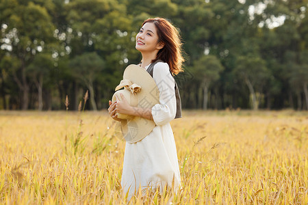在稻田里散步郊游的女性图片