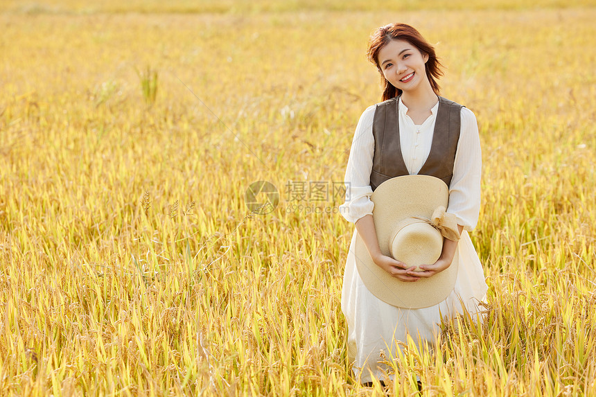 在稻田里郊游休闲的女性图片