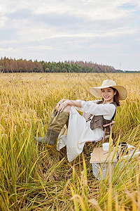 秋季女性稻田露营放松图片