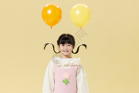 头发上绑气球的元气小女孩背景图片