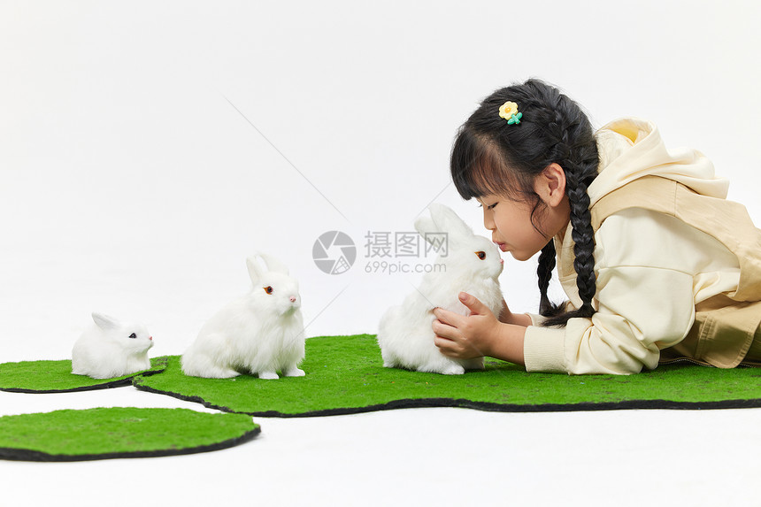 可爱女孩与小兔子互动图片