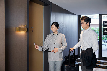 酒店服务人员带领客人房间入住白领高清图片素材