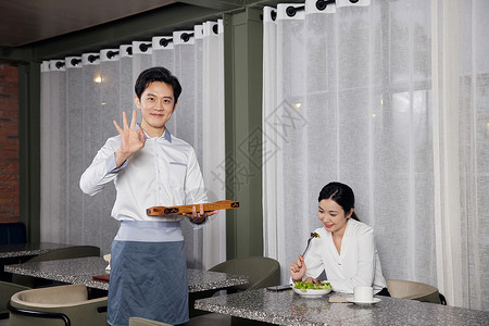 快捷酒店餐厅服务员上菜形象就餐高清图片素材