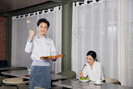 快捷酒店餐厅服务员上菜形象晚餐高清图片素材