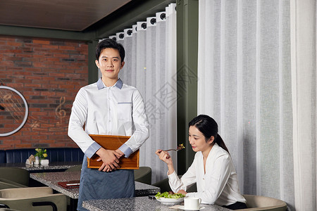 快捷酒店的餐厅服务员上菜服务生高清图片素材