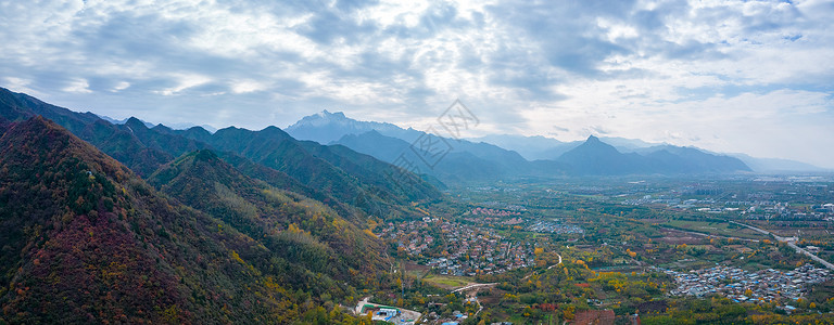 银杏谷航拍秦岭脚下的古观音禅寺秋季风光背景